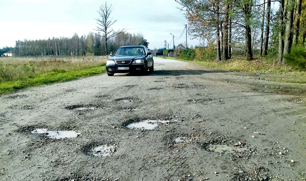 Stan nawierzchni drogi powiatowej relacji Poręby Dymarskie - Płazówka woła o pomstę do nieba - Zdjęcie główne