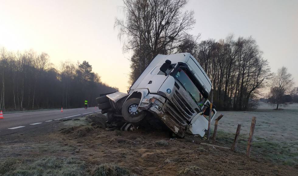 Cysterna zderzyła się z busem w Hadykówce. Nadal utrudnienia na drodze [AKTUALIZACJA] - Zdjęcie główne