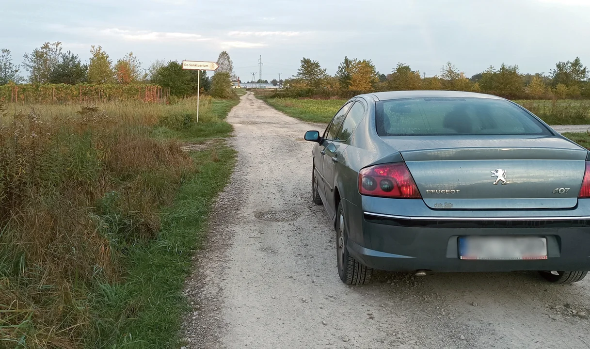 Gmina Cmolas chce położyć asfalt na drodze. Nie wszystkim podoba się ten pomysł - Zdjęcie główne