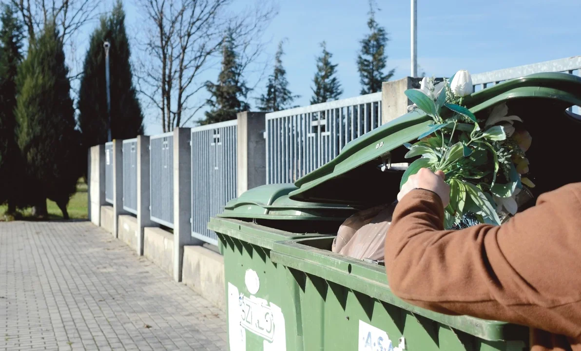 Śmieci z domów lądują przy cmentarzu w Kolbuszowej. Zamontowano monitoring - Zdjęcie główne