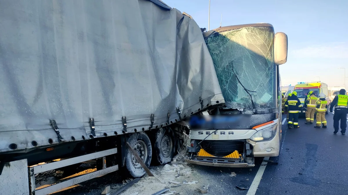 Zderzenie autokaru z naczepą pojazdu ciężarowego! Poszkodowanych jest aż 20 osób! [ZDJĘCIA, WIDEO] - Zdjęcie główne