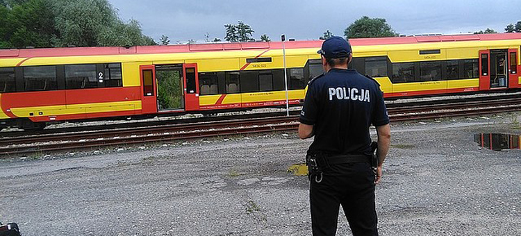 Policjanci sprawdzali podejrzany pakunek w szynobusie - Zdjęcie główne