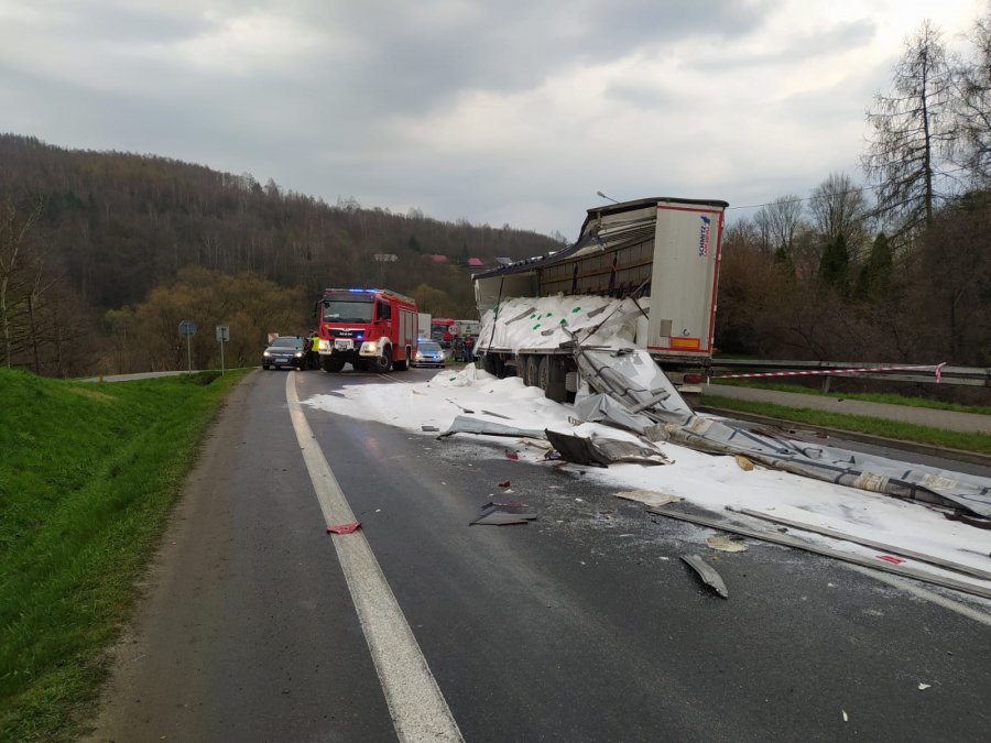 Policjanci pracują na miejscu zderzenia dwóch tirów. 