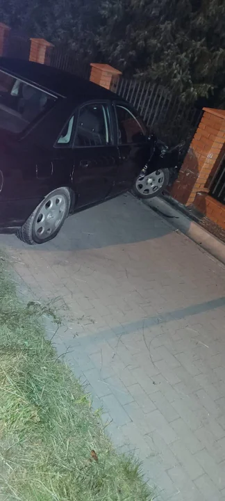 Nietrzeźwy kierowca wjechał w ogrodzenie w Komorowie.