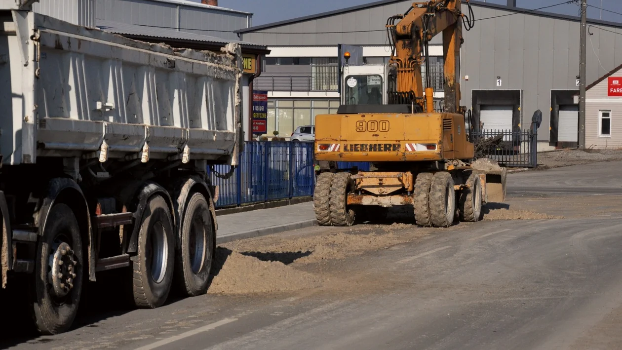 Utrudnienia na ulicy Handlowej w Kolbuszowej. Przyczyną rozlany beton [ZDJĘCIA] - Zdjęcie główne