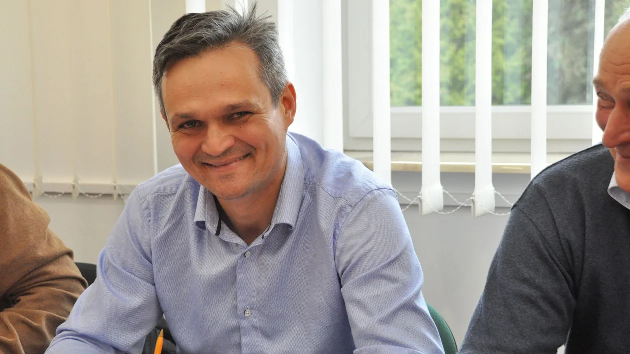 Dominik Furtek (41 l.). Jest prezesem zarządu w przedsiębiorstwie AGROFURTEK.PL w Wilczej Woli. Radny posiada 20 000 zł oszczędności (to o 17 500 zł więcej niż w minionym roku). Jest to małżeńska współwłasność majątkowa. Samorządowiec posiada także dom o powierzchni 254 mkw. Jego wartość to 450 tys. zł. Jest to również małżeńska wspólność majątkowa. Ponadto radny posiada gospodarstwo rolne o powierzchni 7,42 ha wycenione na 370 tys. zł. Teren zabudowany jest budynkiem mieszkalnym, oborą i stodołą (66 mkw, 65 mkw i 91 mkw). Radny z tego tytułu nie otrzymuje dochodów ani przychodów.  Radny posiada udziały 90 proc. w spółce AGROFURTEK.PL. Ponadto radny posiada 82 akcje w DEZAMET S.A. Nowa Dęba. Z tych tytułów radny nie osiągnął żadnych dochodów w roku ubiegłym. Samorządowiec w 2020 roku zarobił 30 600 zł. Ponadto otrzymał dopłatę obszarową z PROW-ARMIR 2432,61 zł. Dieta radnego wyniosła 4250 zł. Dochody objęte są małżeńską wspólnością majątkową. Dominik Furtek posiada trzy zobowiązania pieniężne o wartości powyżej 10 000 zł. Radny zaciągnął kredyt hipoteczny w Alior Banku na budowę domu z usługami agroturystycznymi w wysokości 175 364,54 zł. Radny wziął również dwie pożyczki w SKOK przy DEZAMET Nowa Dęba. Jedna na remont poddasza (21 592,98 zł), a druga to pożyczka konsumpcyjna (4080,39 zł). Wszystkie zobowiązania pieniężne objęte są małżeńską współwłasnością majątkową.