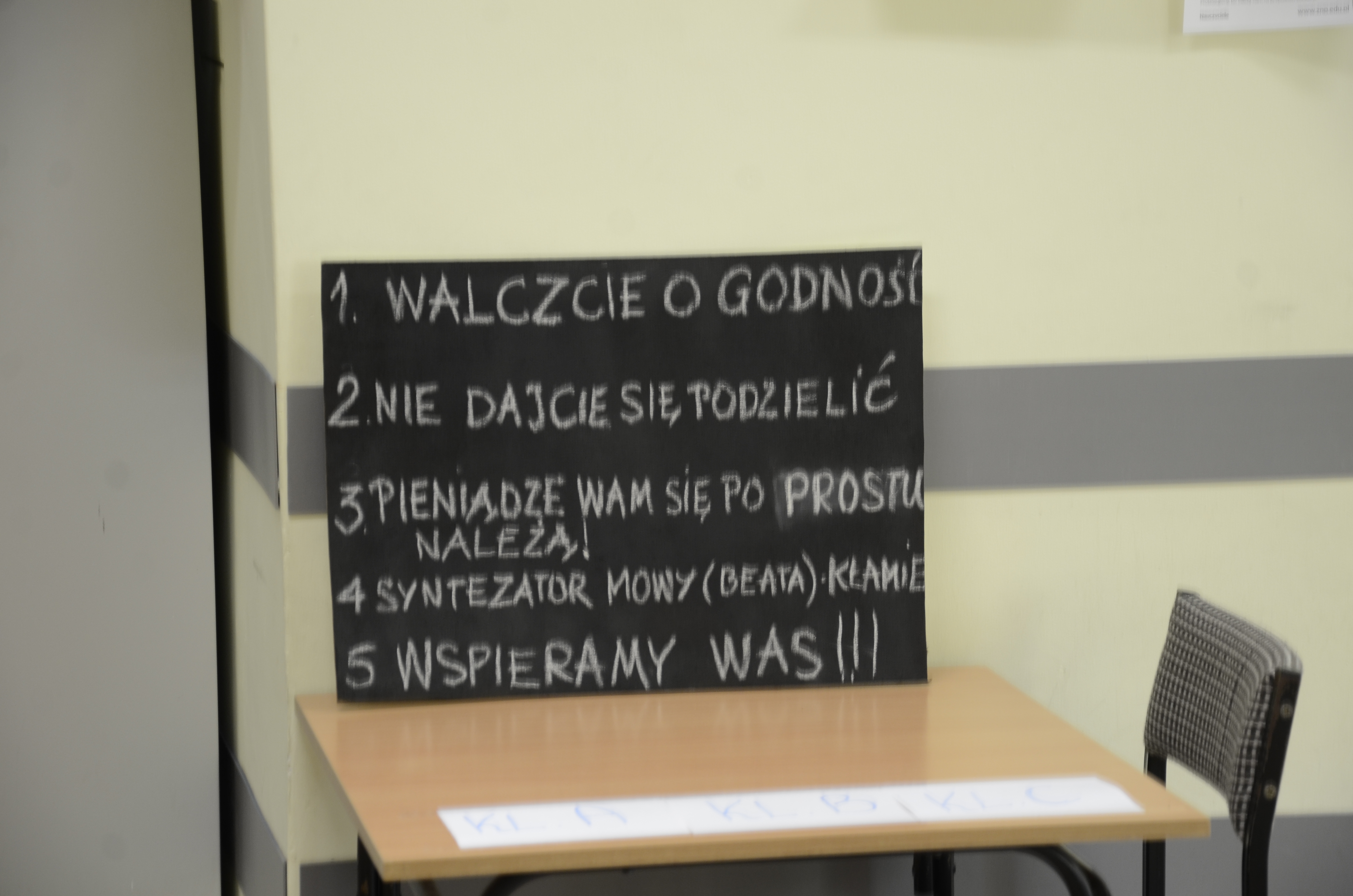 Strajk nauczycieli zawieszony. Do kiedy?  - Zdjęcie główne