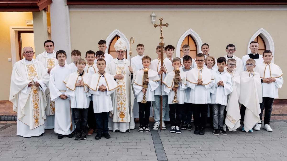 Nowa kaplica cmentarna w Niwiskach poświęcona. Została wybudowana dzięki ofiarności parafian [ZDJĘCIA] - Zdjęcie główne