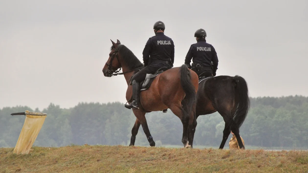 Za kąpiel nad zalewem Maziarnia w Wilczej Woli do sądu. Policjanci ukarali do tej pory dwie osoby wypoczywające na kąpielisku - Zdjęcie główne