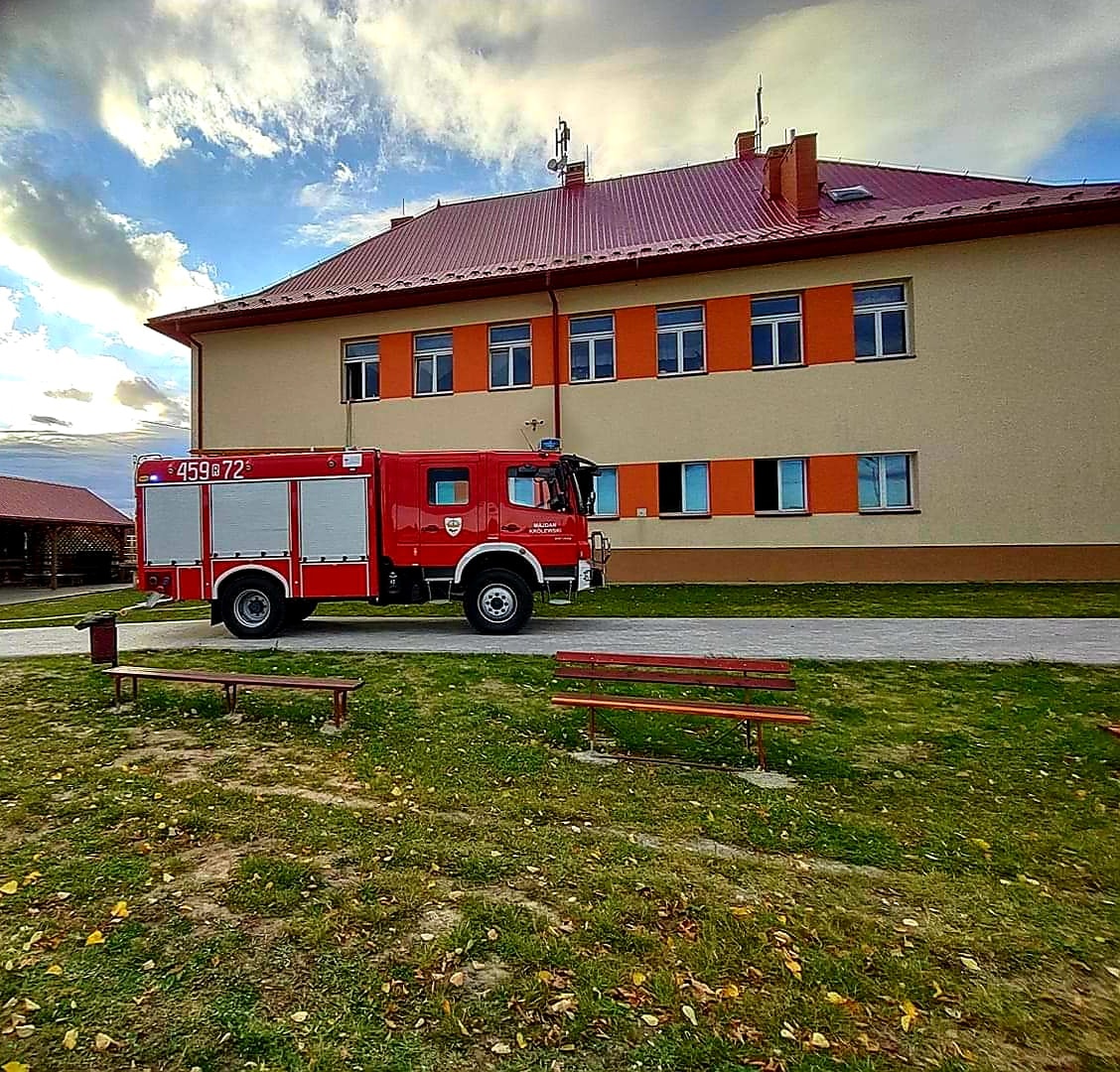 Wypompowywanie wody z zalanej szkoły w Komorowie.