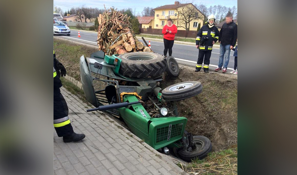 Kolbuszowa Górna. Kierowca traktora wjechał do rowu - Zdjęcie główne