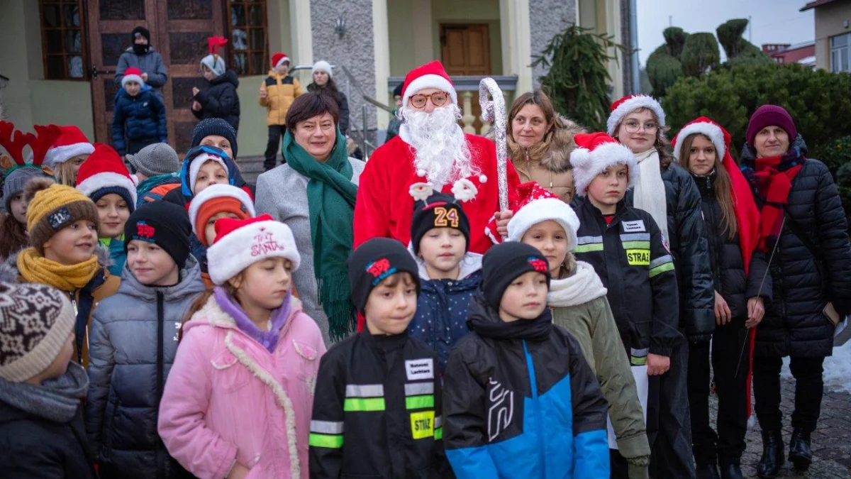 Piknik Świąteczny w Mazurach. Mieszkańcy kolędowali i ubierali choinkę [ZDJĘCIA] - Zdjęcie główne