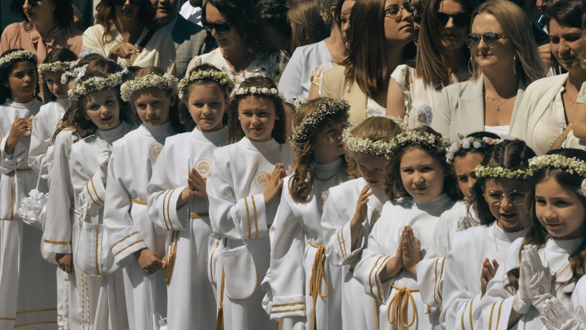 Pierwsza Komunia Święta w kościele Wszystkich Świętych w Kolbuszowej. Kolegiata pękała w szwach [ZDJĘCIA] - Zdjęcie główne