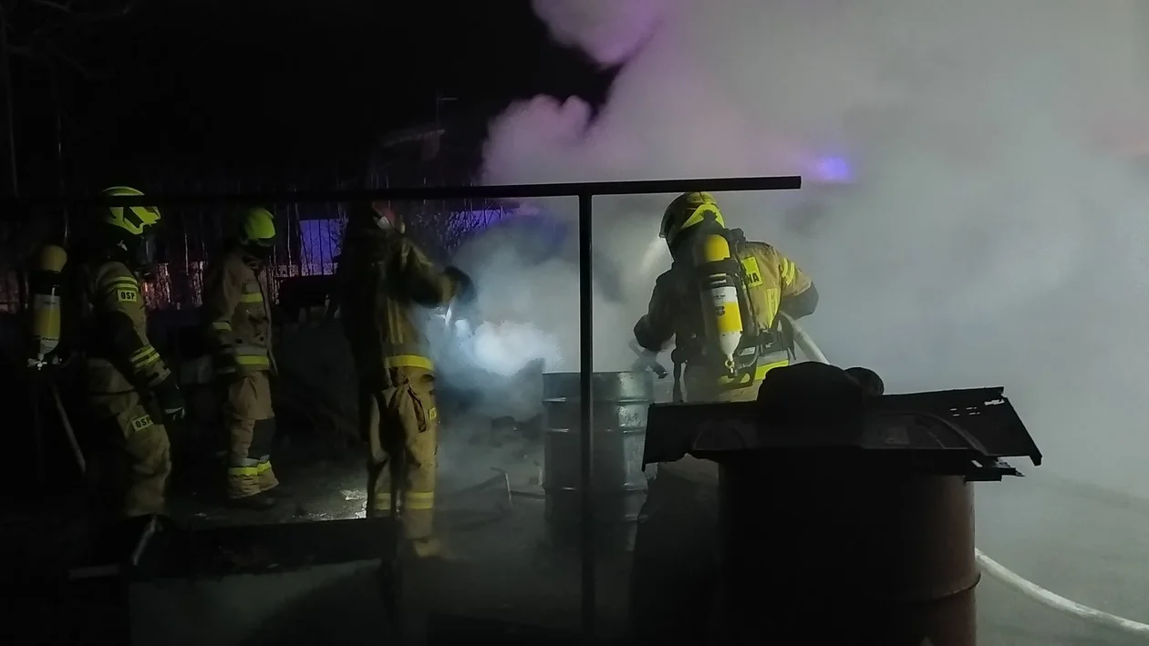 Nocna akcja strażaków w Bukowcu. Doszczętnie spłonął budynek gospodarczy [ZDJĘCIA] - Zdjęcie główne