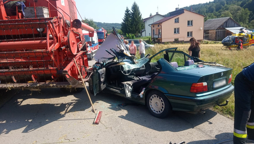 Z PODKARPACIA. Kierowca BMW nadział się na heder w kombajnie  - Zdjęcie główne