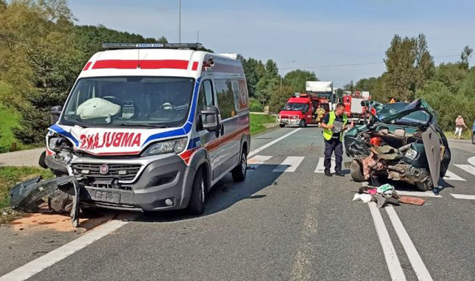 Podkarpacie. Zderzenie karetki z osobówką. Ranną zabrał śmigłowiec [FOTO] - Zdjęcie główne