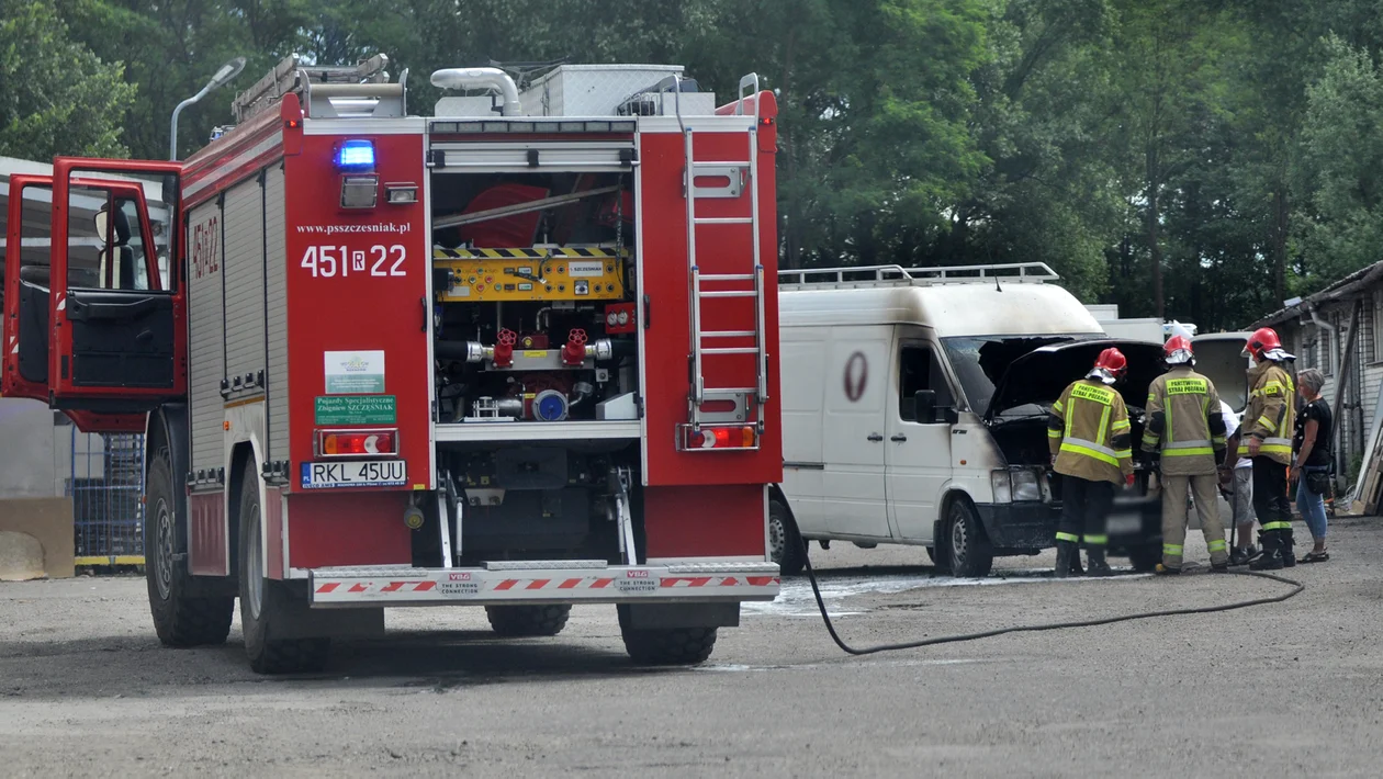 Strażacy gasili pożar dostawczego samochodu.