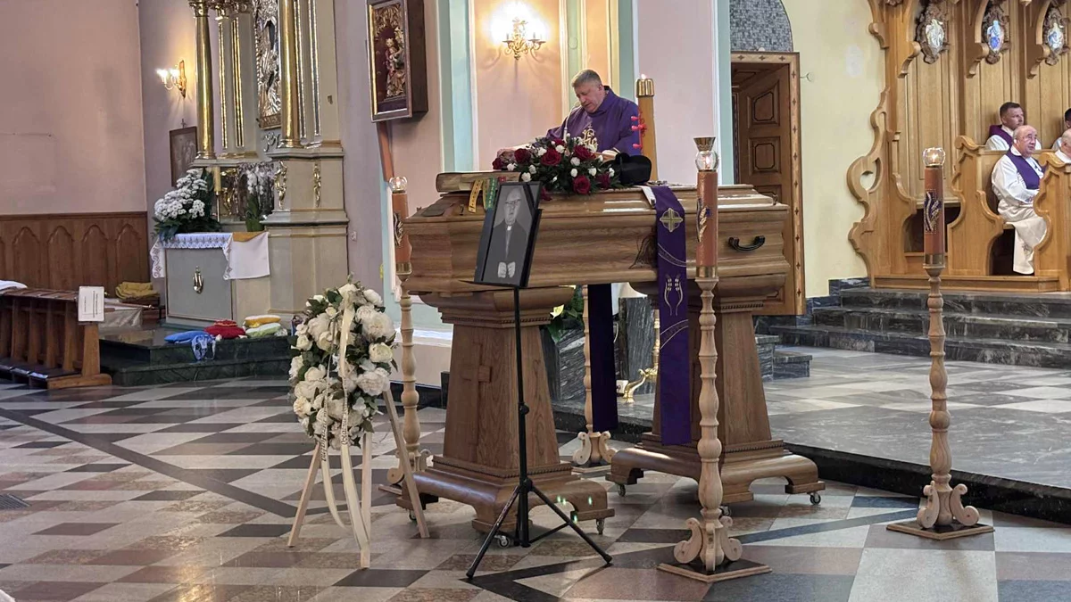 Ostatnie pożegnanie ks. Jana Chmury w Kolbuszowej. Trwa nabożeństwo żałobne [NA ŻYWO] - Zdjęcie główne