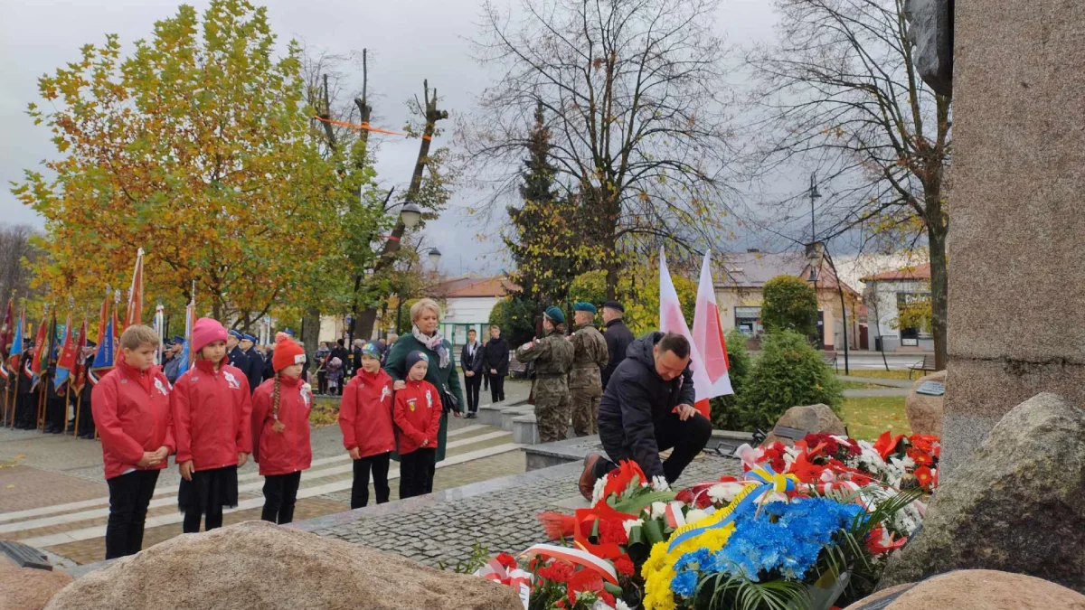 Tak Kolbuszowa uczciła Święto Niepodległości. Uroczystości na rynku i odśpiewany Hymn Polski [ZDJĘCIA] - Zdjęcie główne