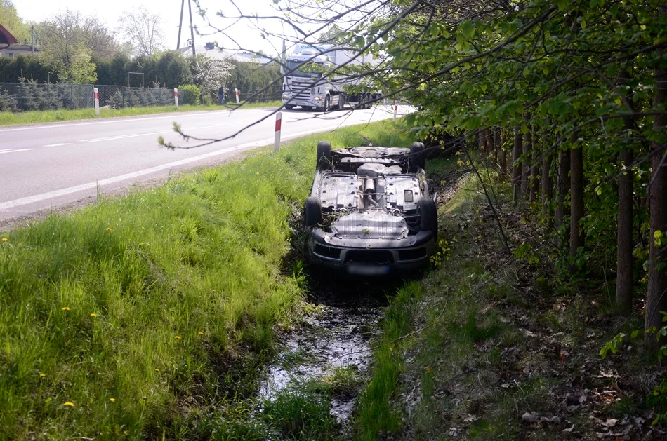 Dachowanie samochodu na ulicy Mieleckiej w Kolbuszowej Dolnej. 