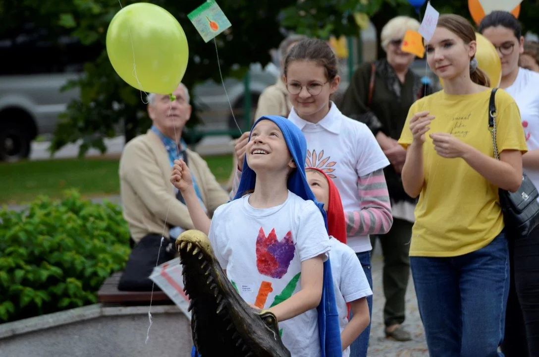 Plener malarski w Kolbuszowej. Balony z życzeniami puszczone w niebo na rynku [ZDJĘCIA] - Zdjęcie główne