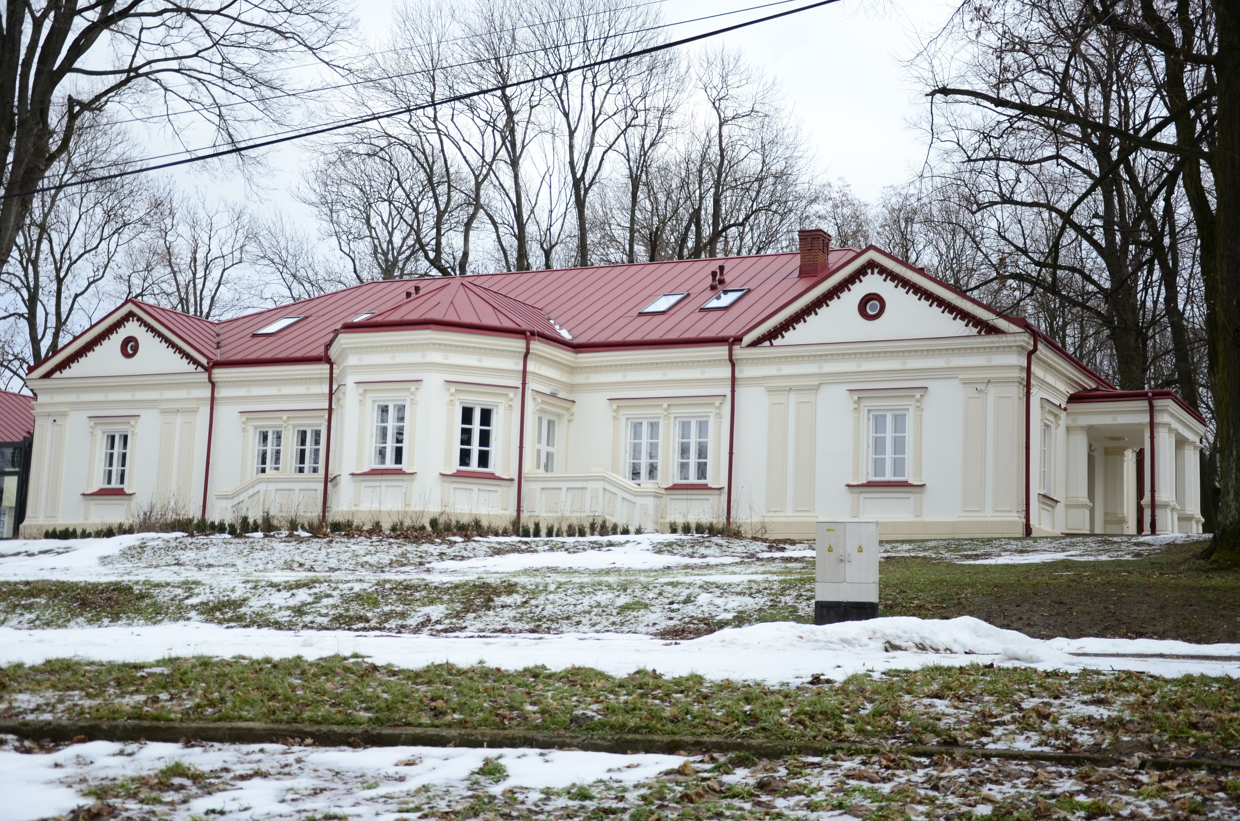 Dwór Błotnickich w Dzikowcu nabrał świetności. Zobaczcie zdjęcia z wewnątrz budynku - Zdjęcie główne