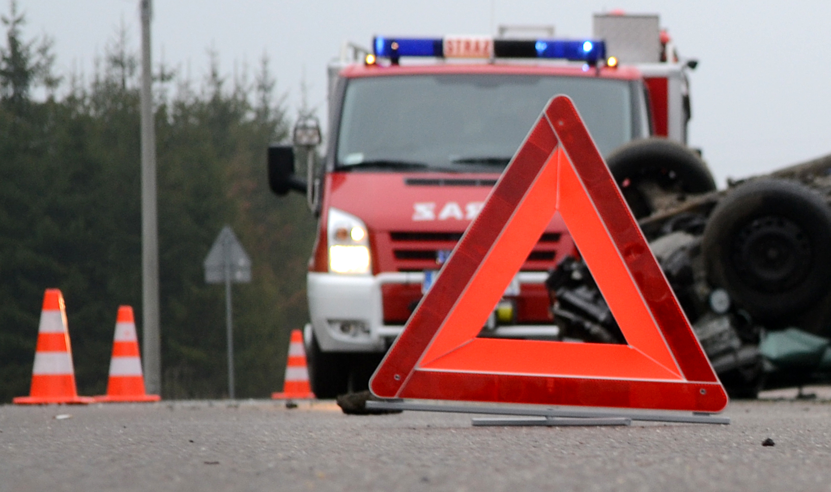 GMINA KOLBUSZOWA. Auto w rowie. Kierowcy brak  - Zdjęcie główne