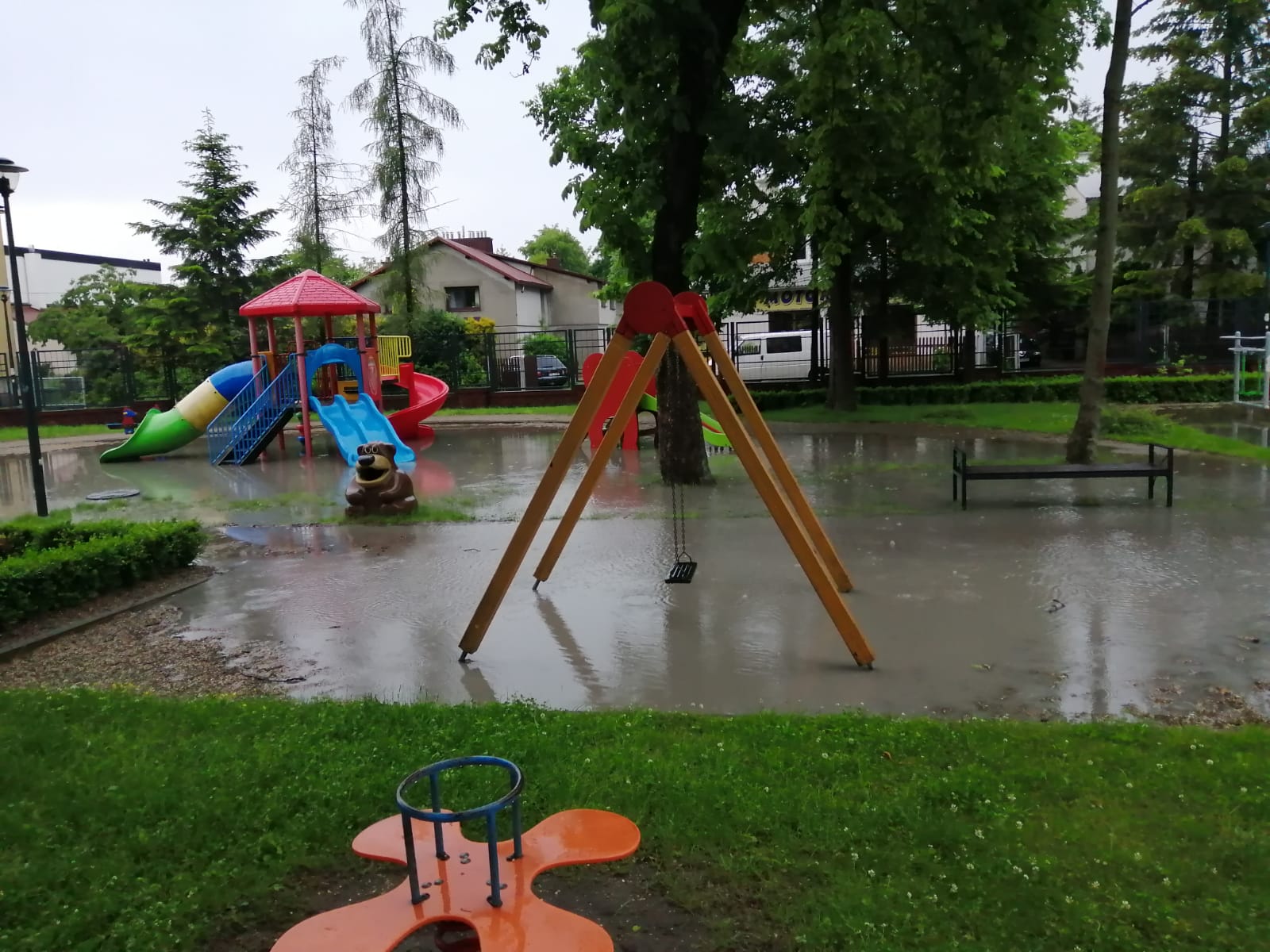 Oberwanie chmury nad Kolbuszową. Zalane ulice i plac [FOTO] - Zdjęcie główne