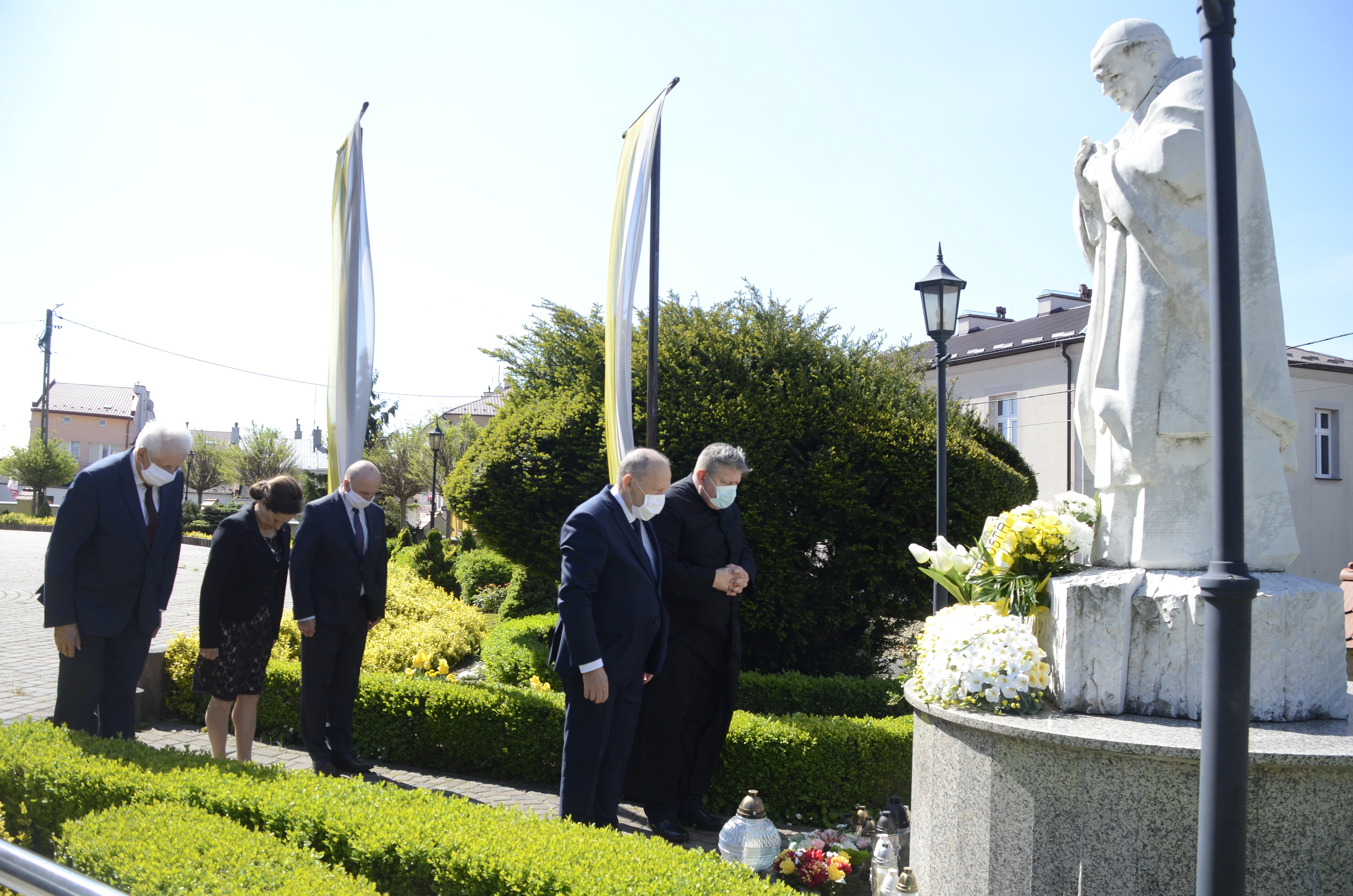 Samorządowcy, poseł i ksiądz złożyli kwiaty przed pomnikiem papieża [FOTO] - Zdjęcie główne