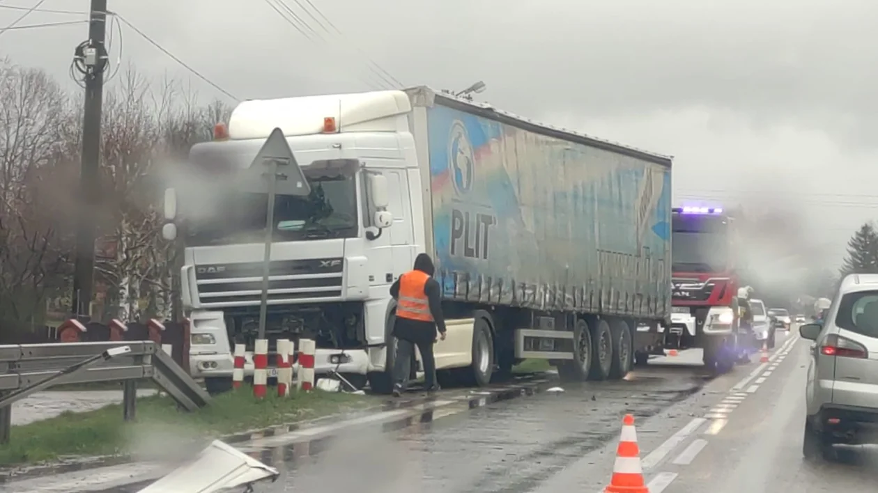 Kolizja trzech samochodów na ul. Mieleckiej w Kolbuszowej Dolnej - Zdjęcie główne