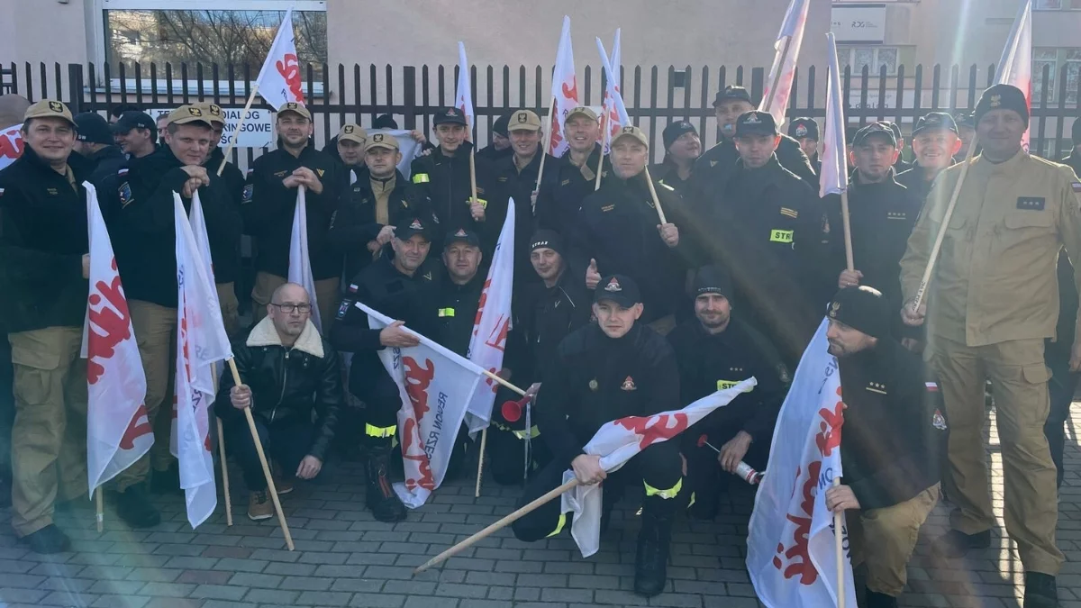 Trwa protest służb mundurowych w Warszawie [ZDJĘCIA - WIDEO] - Zdjęcie główne