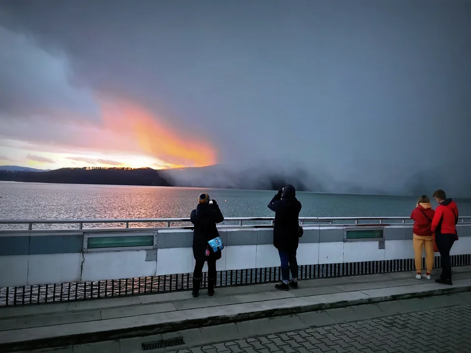 Wyjątkowe wideo. Nadciągająca śnieżyca nad Jeziorem Solińskim [ZDJĘCIA - WIDEO] - Zdjęcie główne