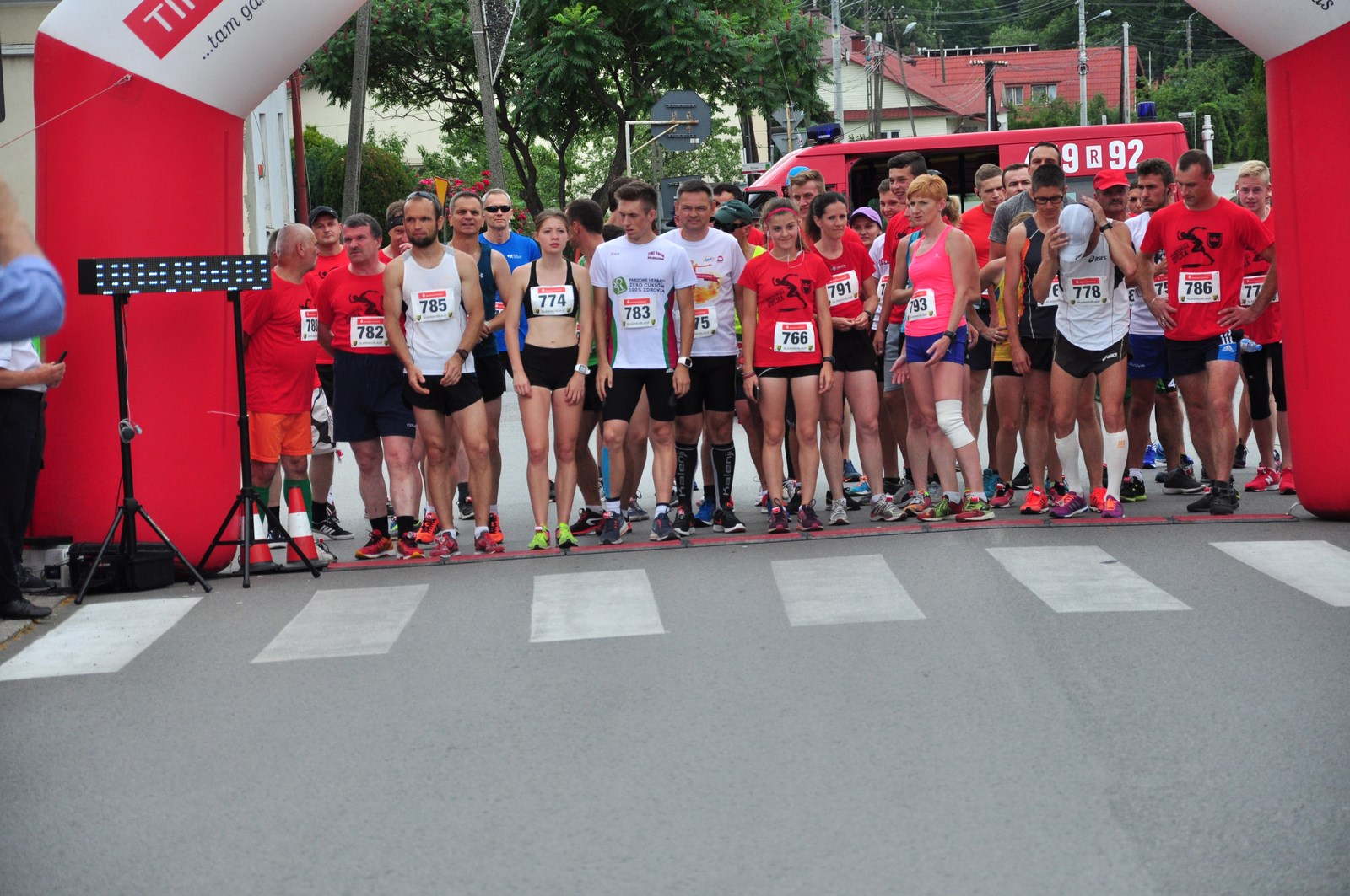 Raniżów. 49 osób wystartowało w biegu na 10 km podczas Dni Raniżowa. Uczestnicy biegu pomogli w ten sposób 11-letniej dziewczynce, która walczy o sprawność  - Zdjęcie główne