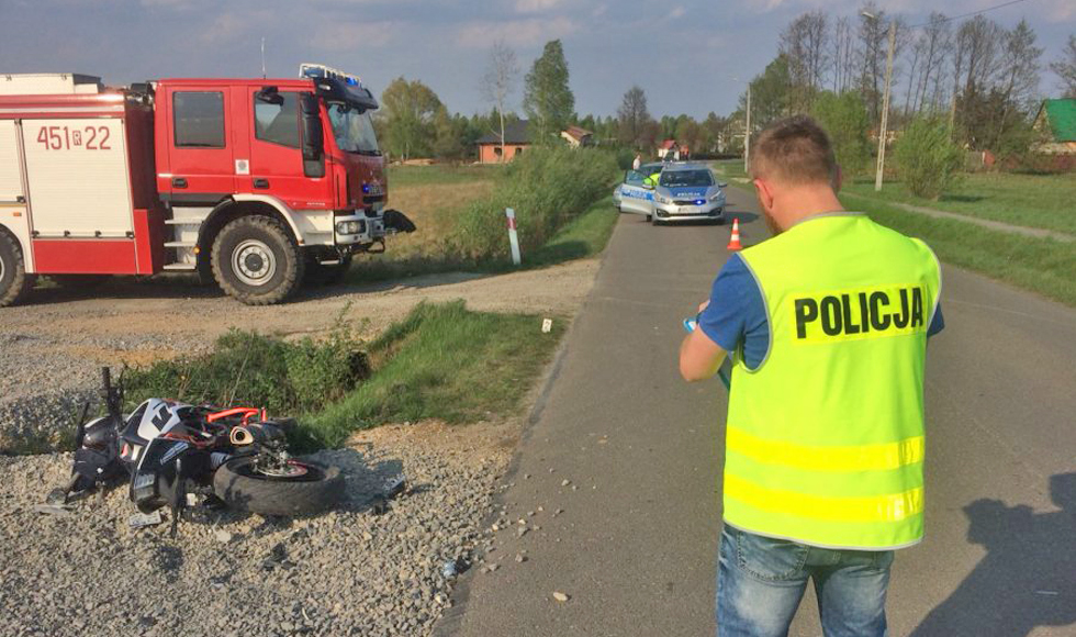 15-letni motocyklista zderzył się z kultywatorem. Chłopca zabrano śmigłowcem do szpitala  - Zdjęcie główne