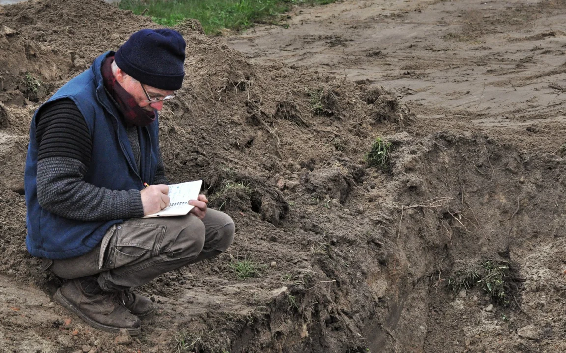 Kolejne sensacyjne odkrycie w Kolbuszowej. Archeolog przypuszcza, że to mury potężnej budowli [ZDJĘCIA - MAPA] - Zdjęcie główne