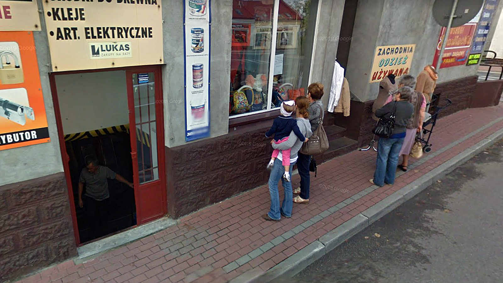 Kolbuszowa. Na zakupach uchwyceni przez kamery Google Street View [ZDJĘCIA] - Zdjęcie główne