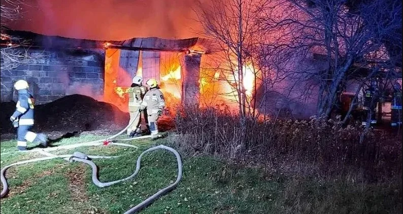 Strażak, który podpalił gospodarstwo w Nowej Wsi miał stanąć przed sądem. Tak się jednak nie stało - Zdjęcie główne