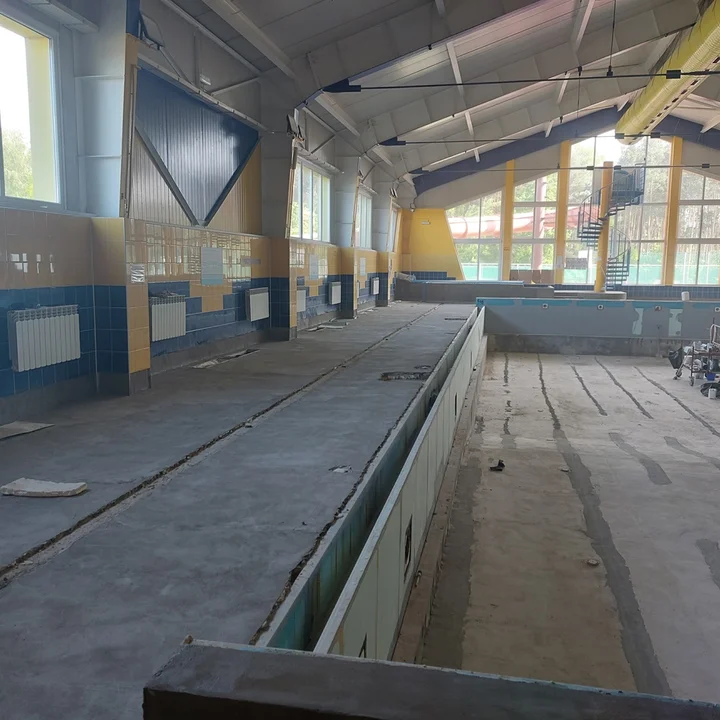 Remont pływalni w Cmolasie. 