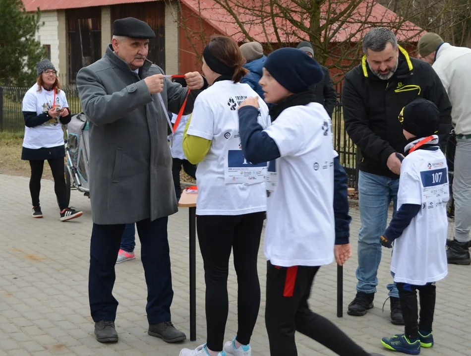 Każdy z uczestników otrzymał pamiątkowe medale za udział w biegu.