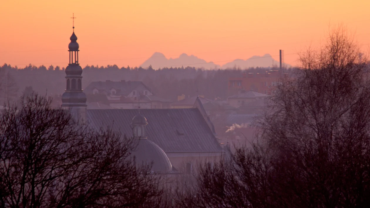 Kolegiata w Kolbuszowej i Tatry w tle.