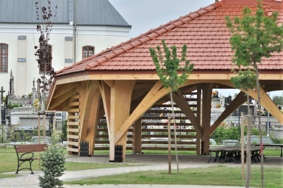 Tak wygląda altana przy kolbuszowskiej kolegiacie. To miejsce dla seniorów oraz dzieci [ZDJĘCIA] - Zdjęcie główne