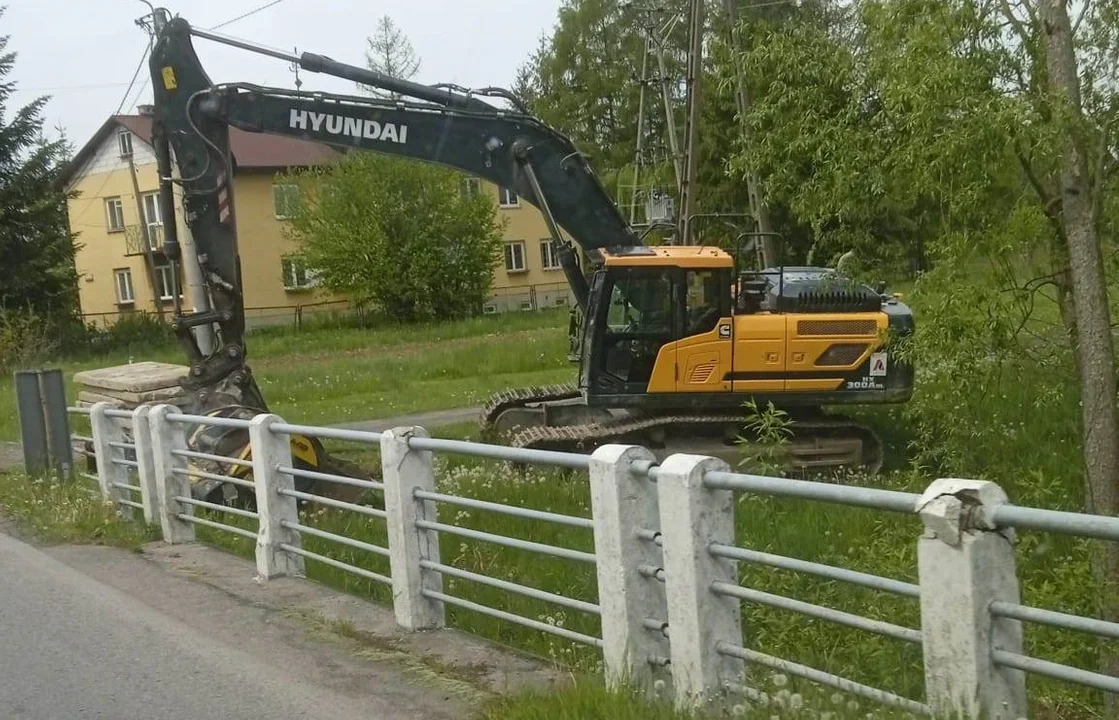 Mieszkańcy oburzeni zamknięciem mostu w Ostrowach. Muszą nadrabiać kilkanaście kilometrów lub jechać po dziurach - Zdjęcie główne