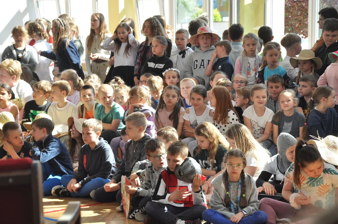 Uczniowie uczcili dzień patrona Szkoły Podstawowej nr 1 w Kolbuszowej. Przedstawienie z Henrykiem Sienkiewiczem w roli głównej [ZDJĘCIA] - Zdjęcie główne