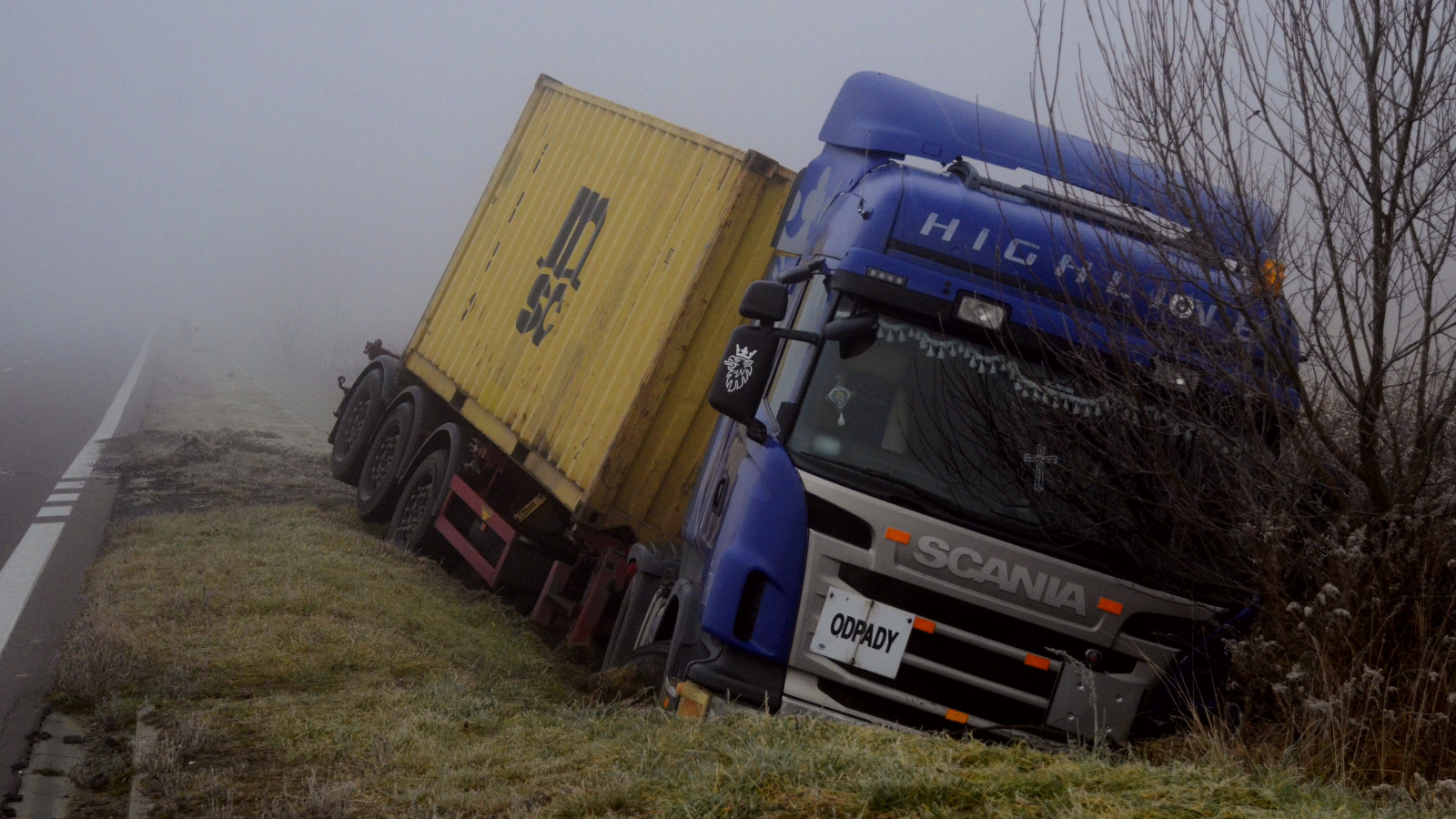 Ciężarówka w rowie na trasie Kolbuszowa - Mielec. Możliwe utrudnienia [ZDJĘCIA - MAPA] - Zdjęcie główne