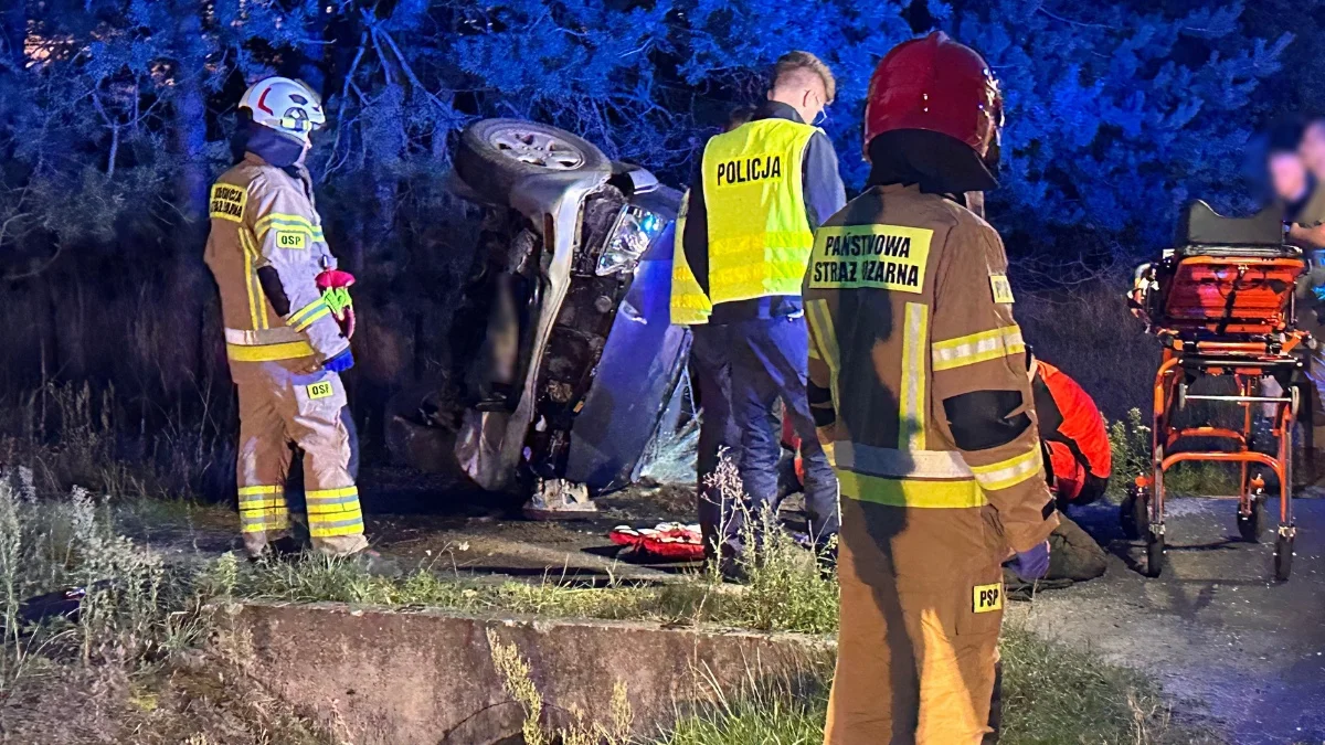 Wypadek w Widełce. Dachowanie samochodu osobowego na drodze krajowej nr 9 [ZDJĘCIA] - Zdjęcie główne