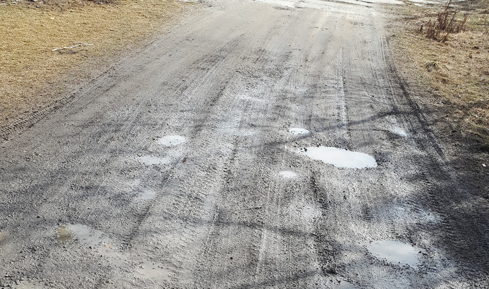 - Dziura na dziurze - tak o drodze obok dawnej mleczarni mówią mieszkańcy Kolbuszowej Górnej [ZDJĘCIA] - Zdjęcie główne