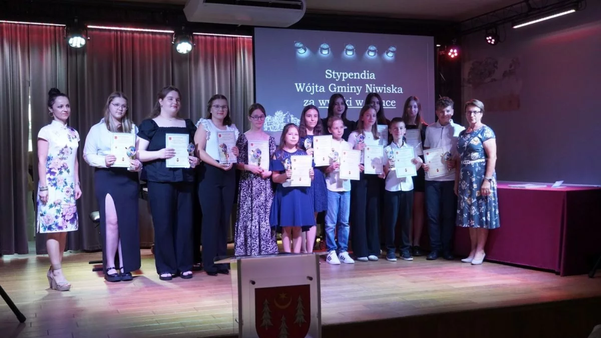 Oto najzdolniejsi uczniowie w gminie Niwiska. Odebrali stypendia [ZDJĘCIA - LISTA NAZWISK] - Zdjęcie główne