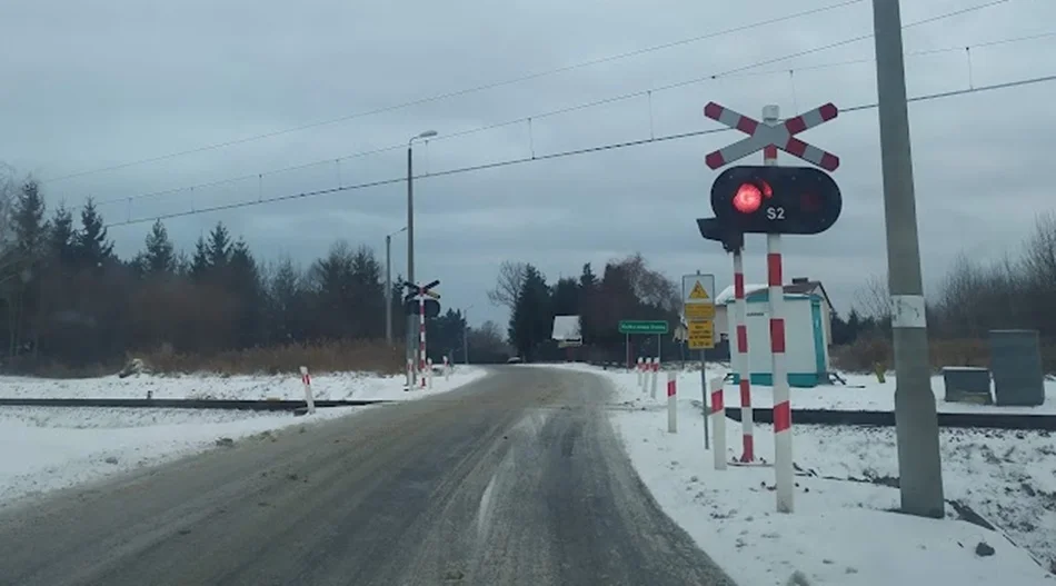 Światła na przejeździe migają, a pociągu brak. Tak było w Zarębkach. Dlaczego? [WIDEO] - Zdjęcie główne