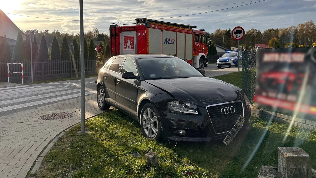 Na skrzyżowaniu koło szkoły w Bukowcu zderzyły się dwa samochody osobowe [ZDJĘCIA] - Zdjęcie główne