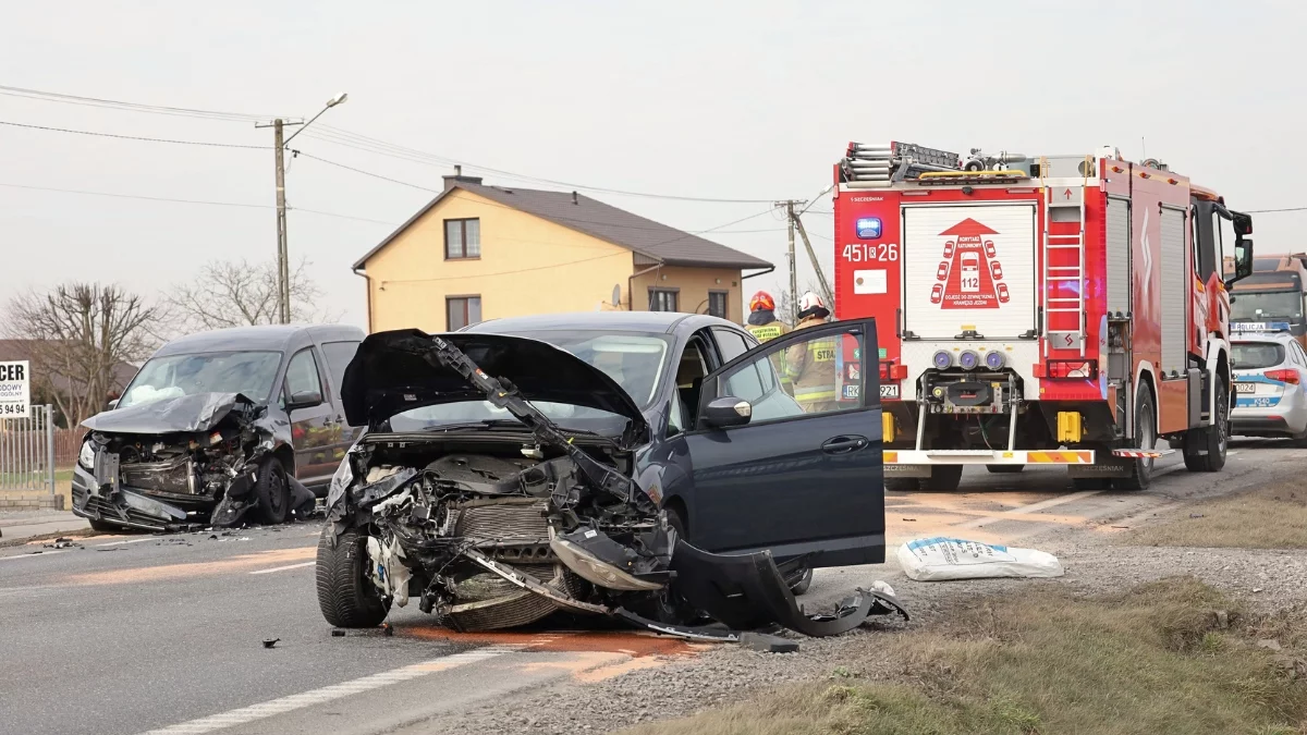 Groźny wypadek na DK9 w Kolbuszowej Dolnej. Zderzyły się dwa auta osobowe [ZDJĘCIA] - Zdjęcie główne